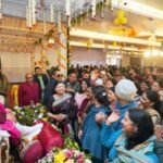 जनप्रतिनिधियों, गणमान्य व्यक्तियों, शिक्षाविदों, चिकित्सकों, समाजसेवियों तथा आम श्रद्धालुओं ने बड़ी संख्या में पहुंचकर श्री महाराज जी को जन्मदिवस की शुभकामनाएं अर्पित कीं