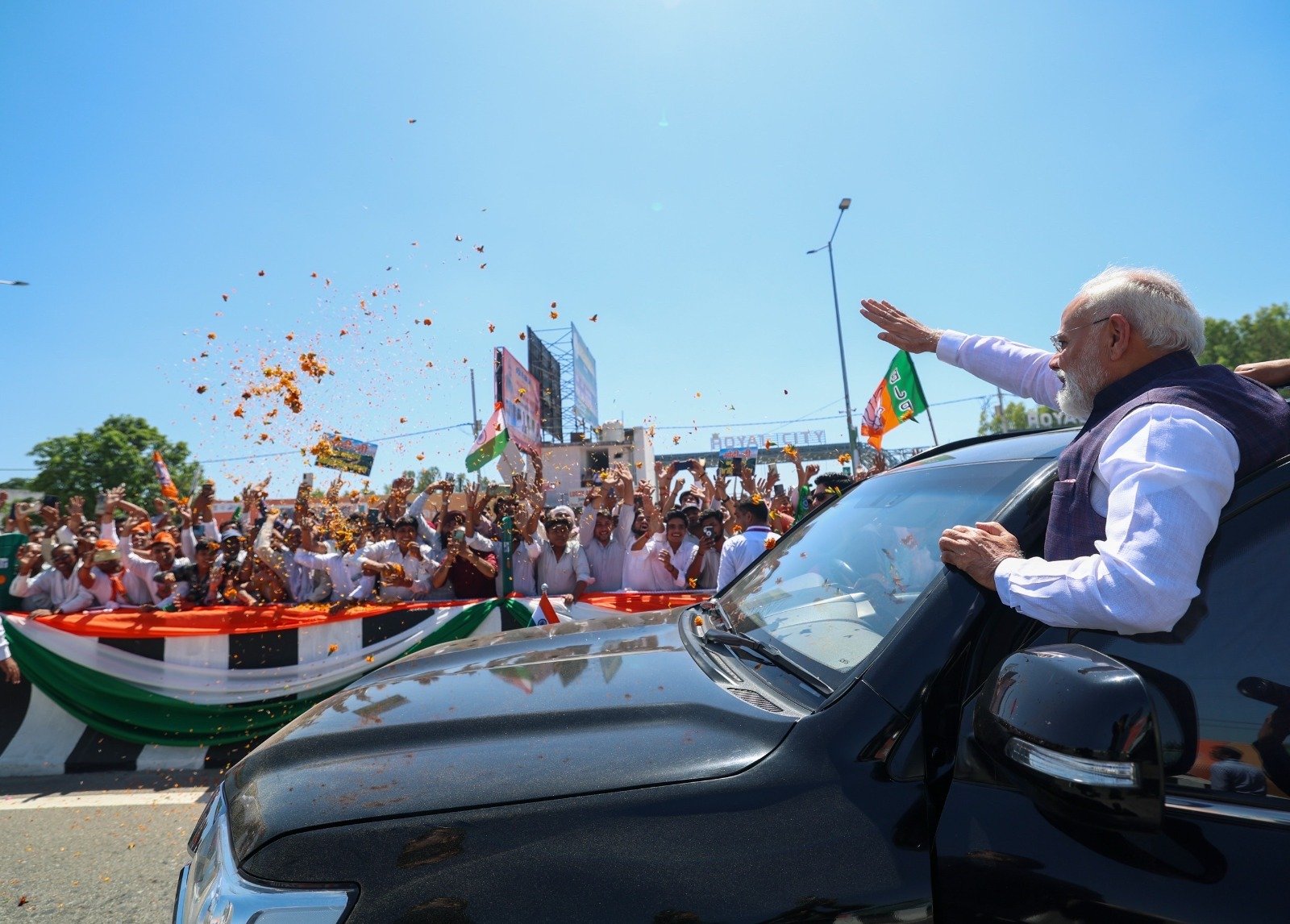 जनता के प्यार के चलते धीमी रही पीएम की गाड़ी, सभा में पहुंचने में हुई देरी