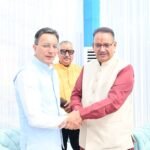 गणेश जोशी ने केंद्रीय राज्यमंत्री जितिन प्रसाद को उत्तराखंड के स्थानीय उत्पाद भेंट किए